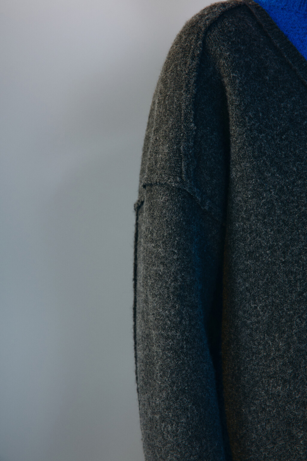 Джемпер вязаный с V-вырезом - цвет серый - 7