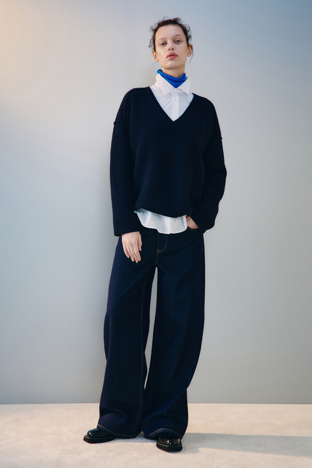 Джемпер вязаный с V-вырезом - цвет голубой - 5