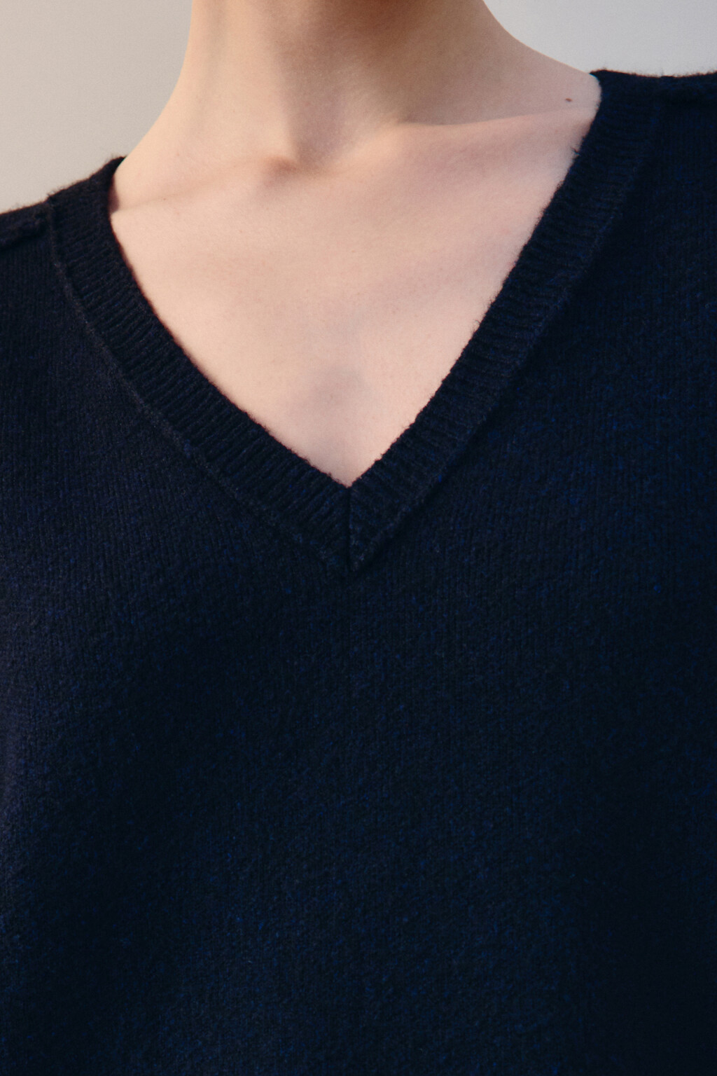 Джемпер вязаный с V-вырезом - цвет голубой - 6