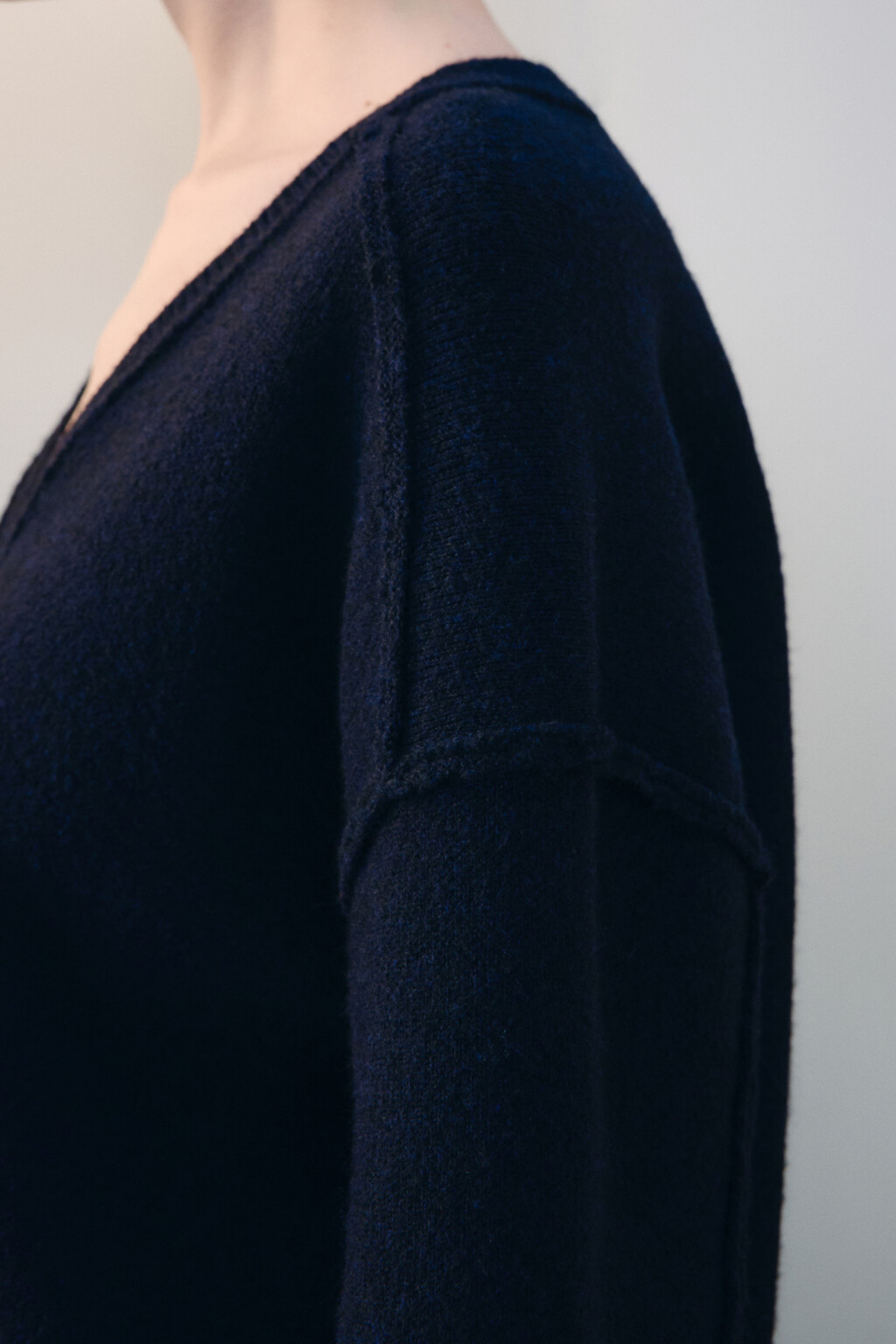 Джемпер вязаный с V-вырезом - цвет голубой - 7