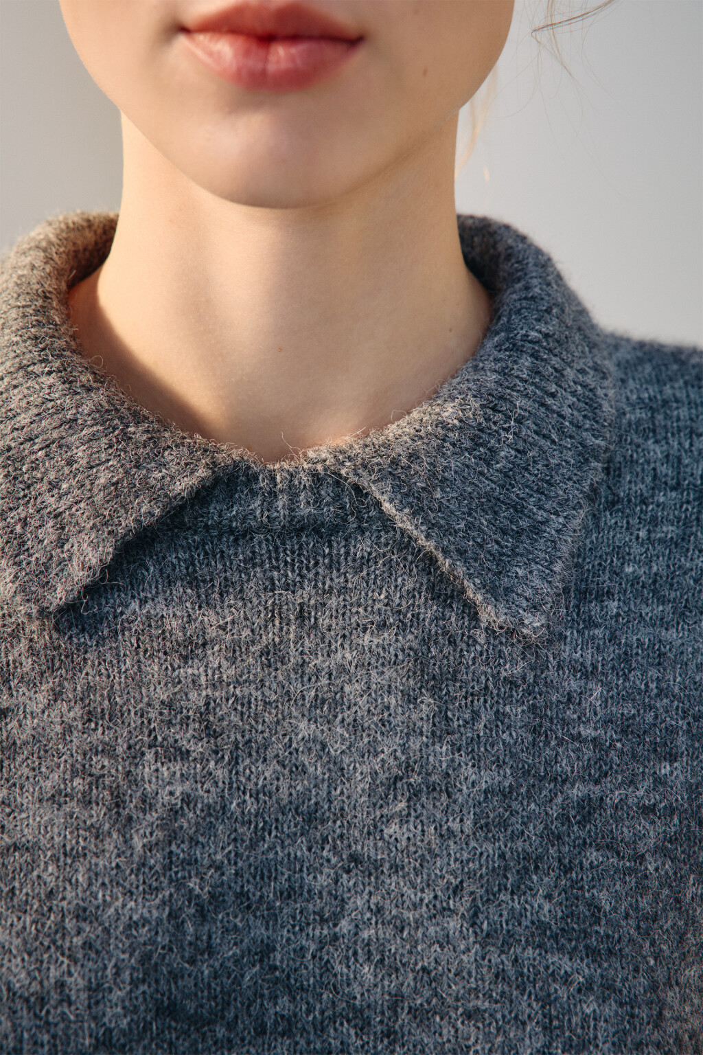 Джемпер шерстяной с отложным воротником - цвет серый - 5
