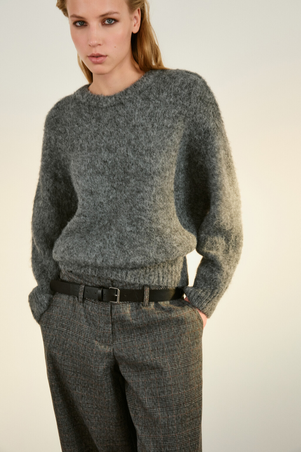 Джемпер вязаный пушистый с шерстью - цвет серый - 2