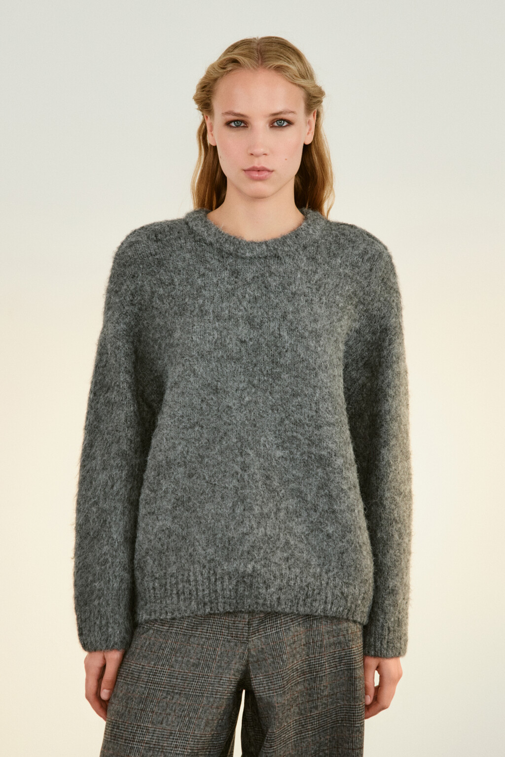 Джемпер вязаный пушистый с шерстью - цвет серый - 3