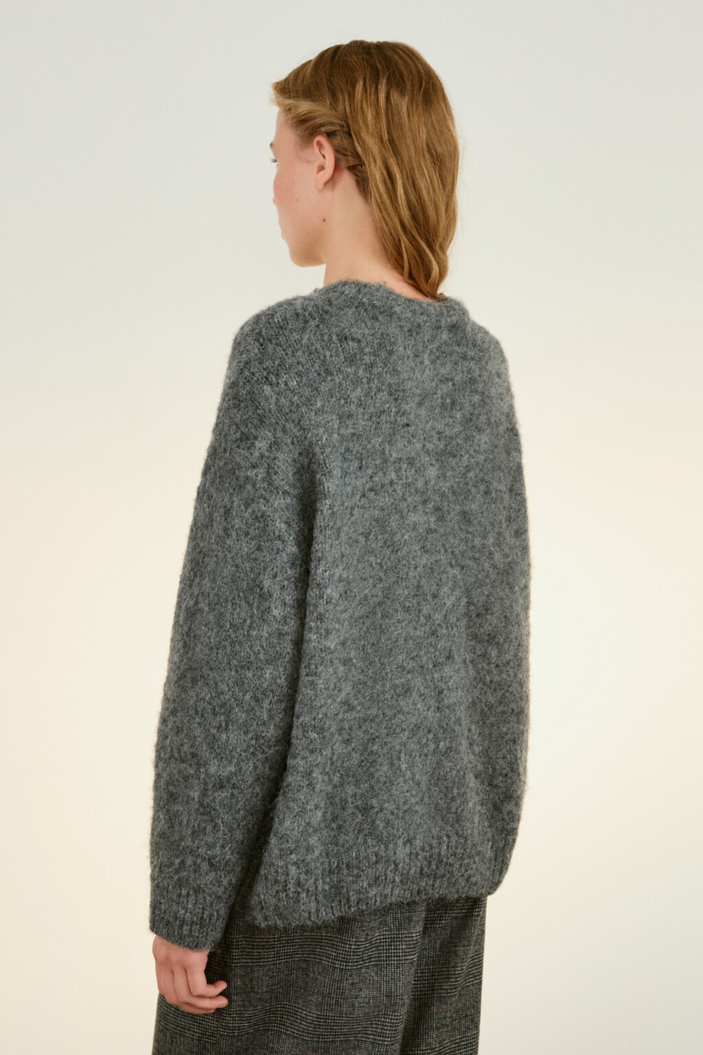 Джемпер вязаный пушистый с шерстью - цвет серый - 4