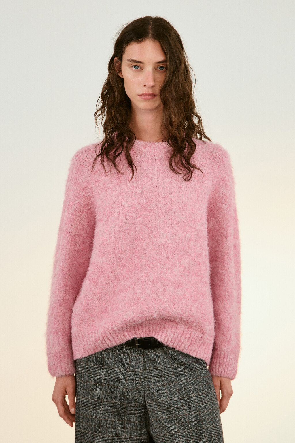 Джемпер вязаный пушистый с шерстью - цвет розовый - 2