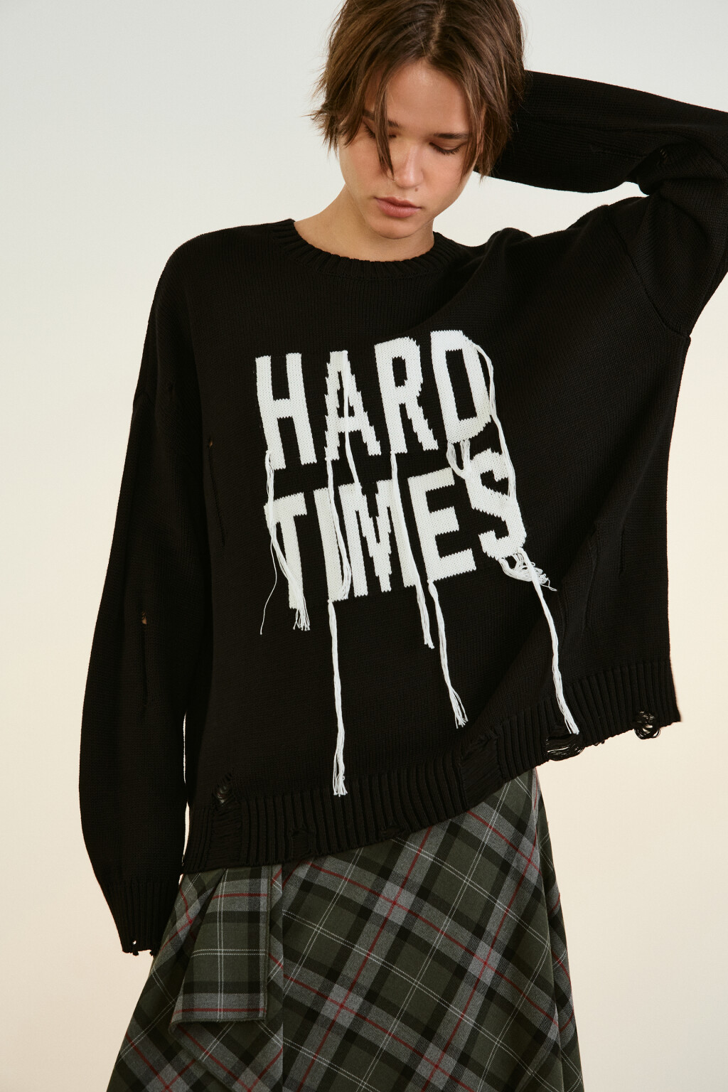 Джемпер вязаный рваный с надписью - цвет черный - 1
