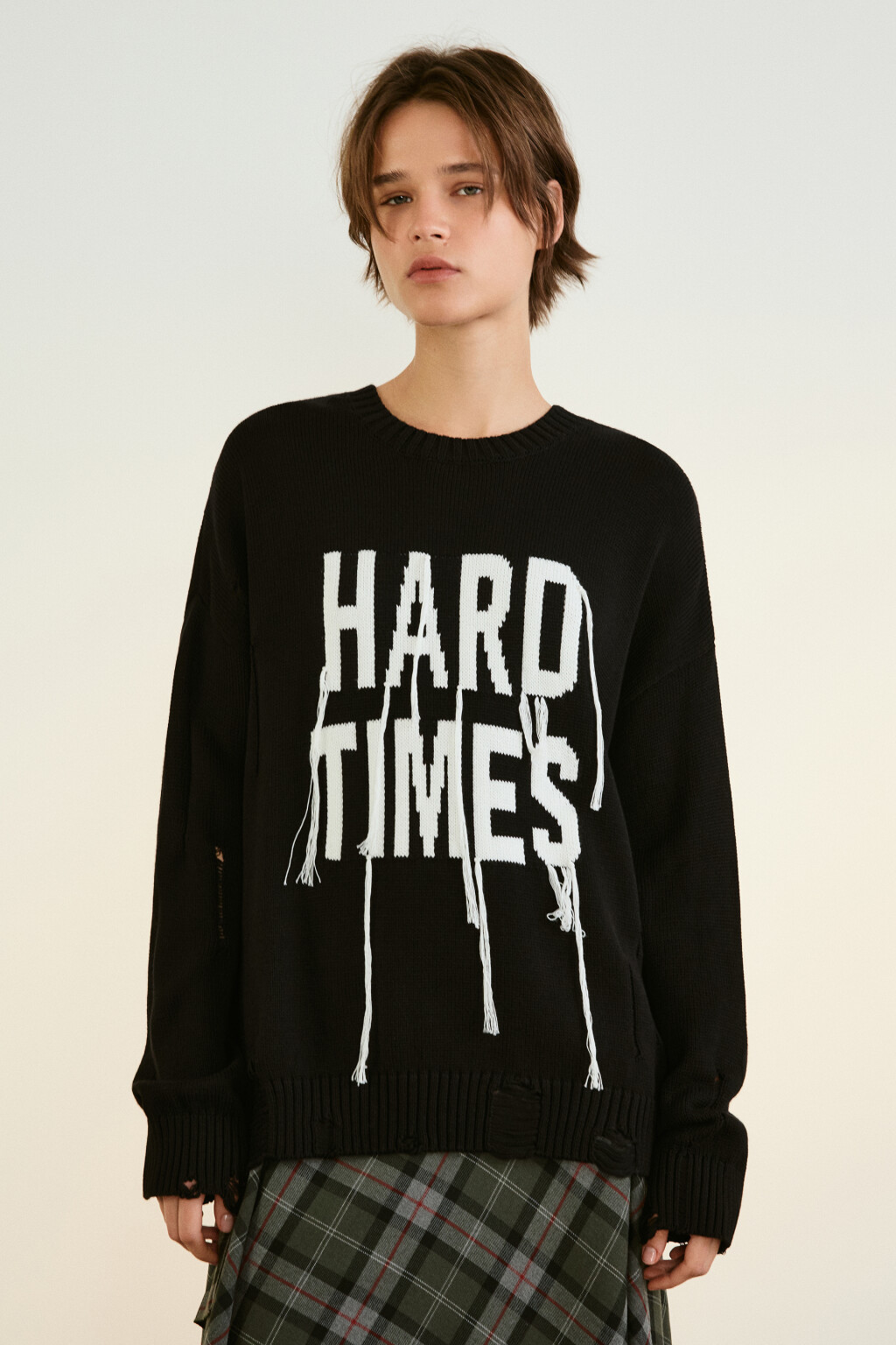 Джемпер вязаный рваный с надписью - цвет черный - 2