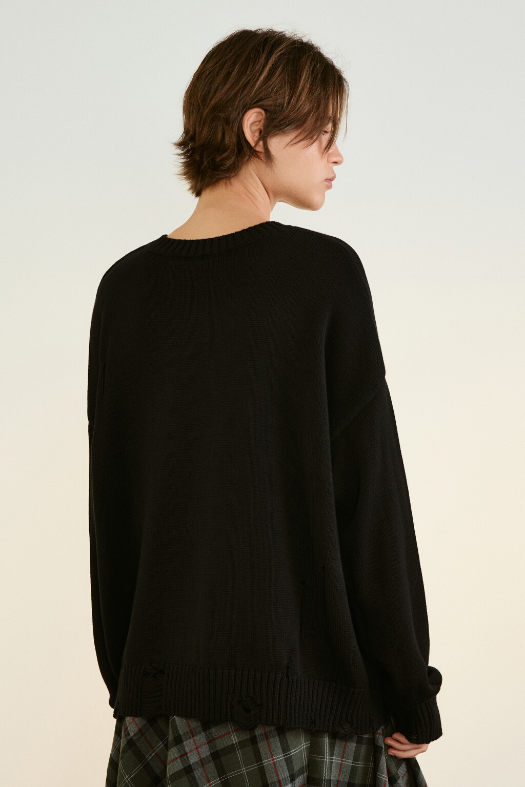 Джемпер вязаный рваный с надписью - цвет черный - 3