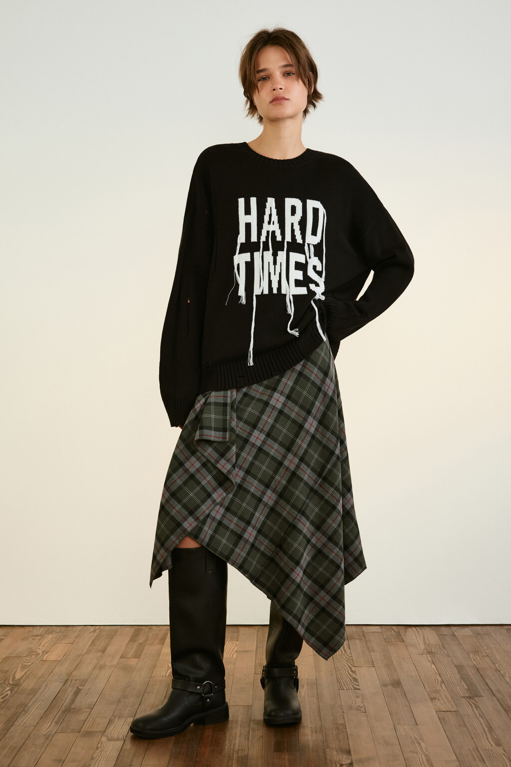 Джемпер вязаный рваный с надписью - цвет черный - 4