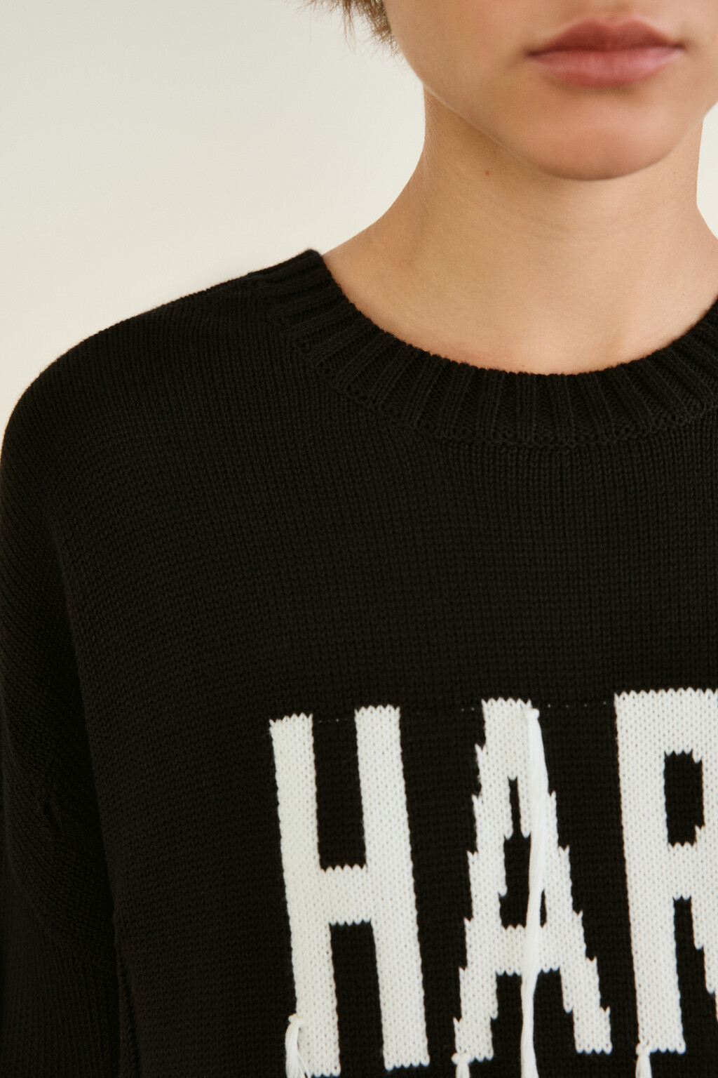 Джемпер вязаный рваный с надписью - цвет черный - 5