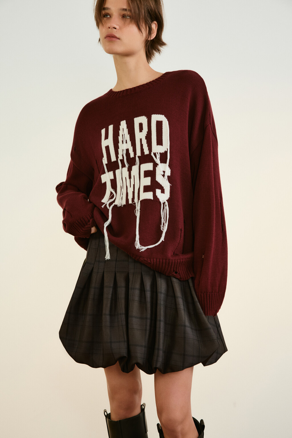 Джемпер вязаный рваный с надписью - цвет бордовый - 1