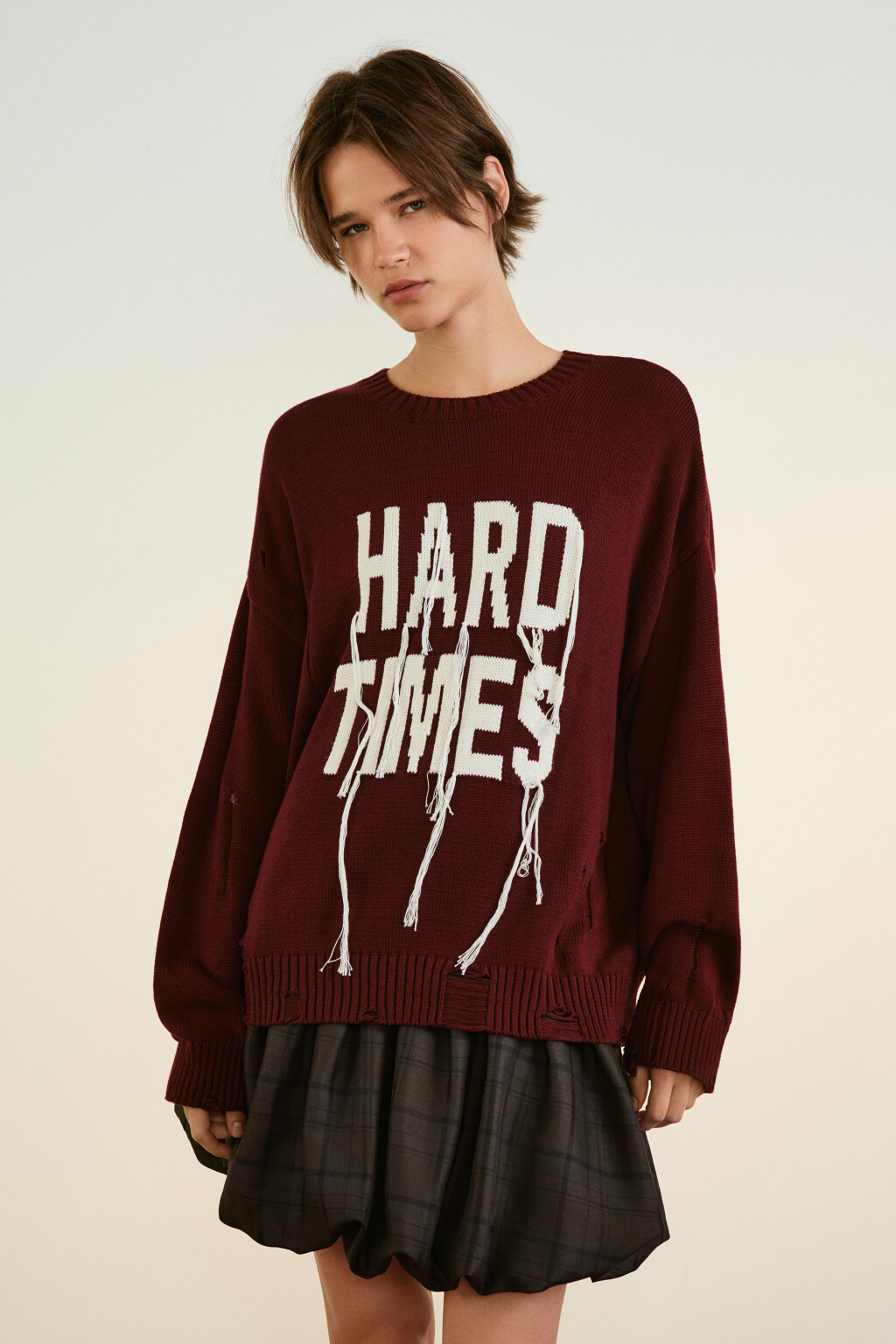 Джемпер вязаный рваный с надписью - цвет бордовый - 2