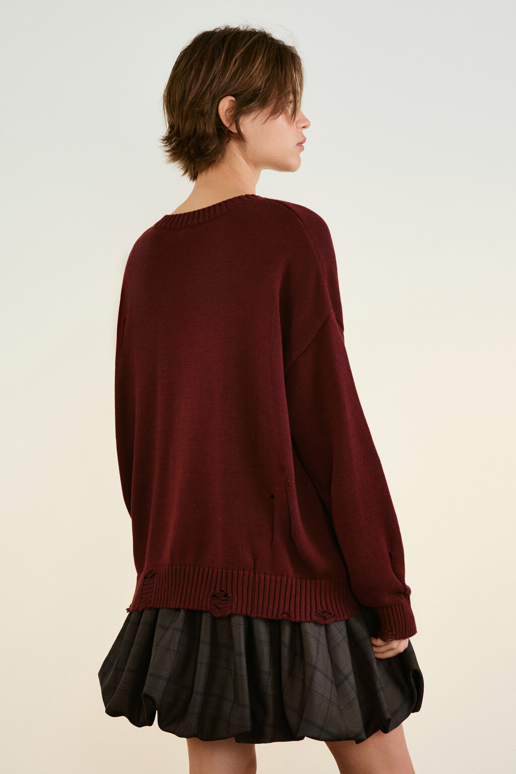 Джемпер вязаный рваный с надписью - цвет бордовый - 3