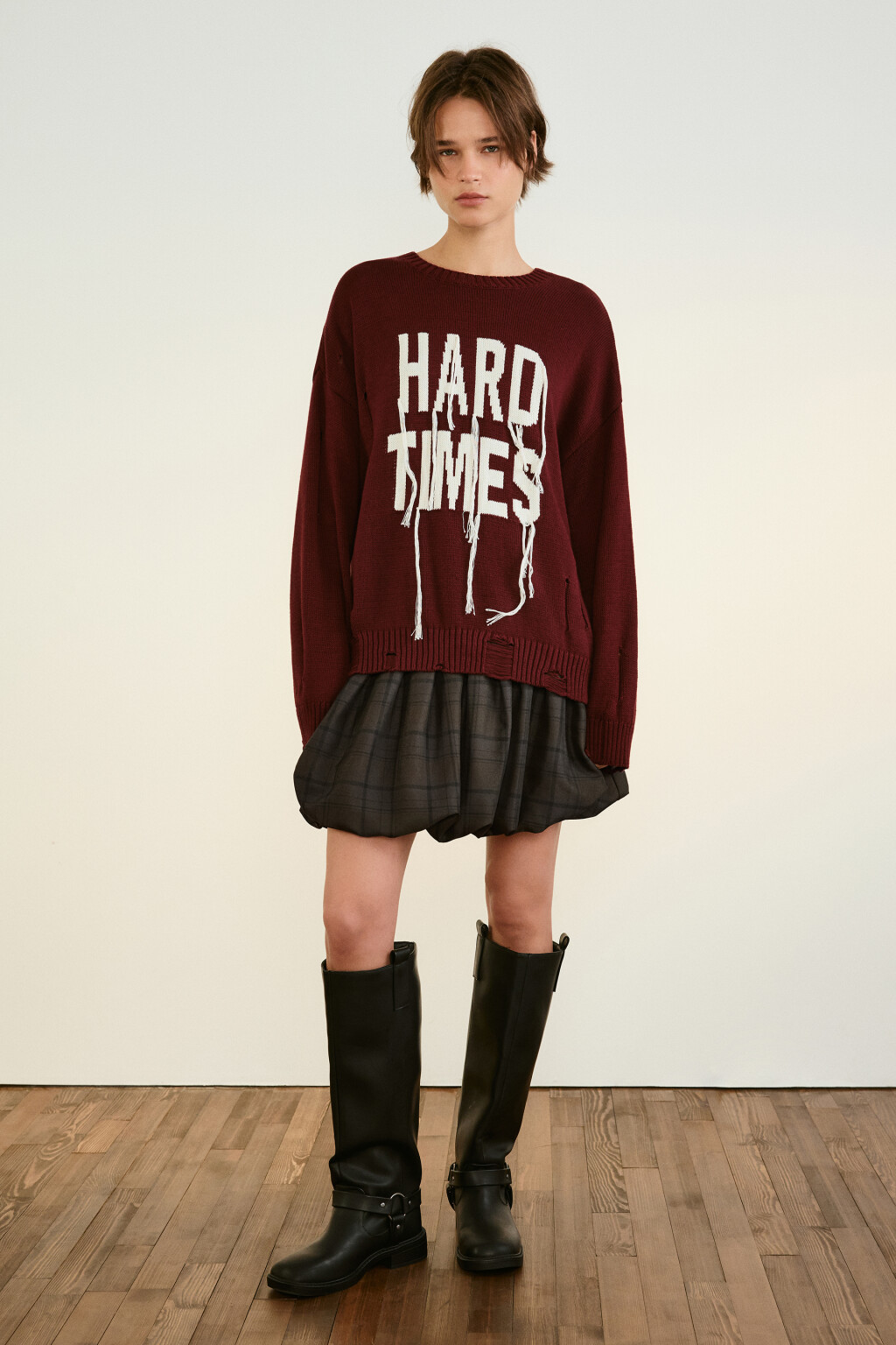 Джемпер вязаный рваный с надписью - цвет бордовый - 4