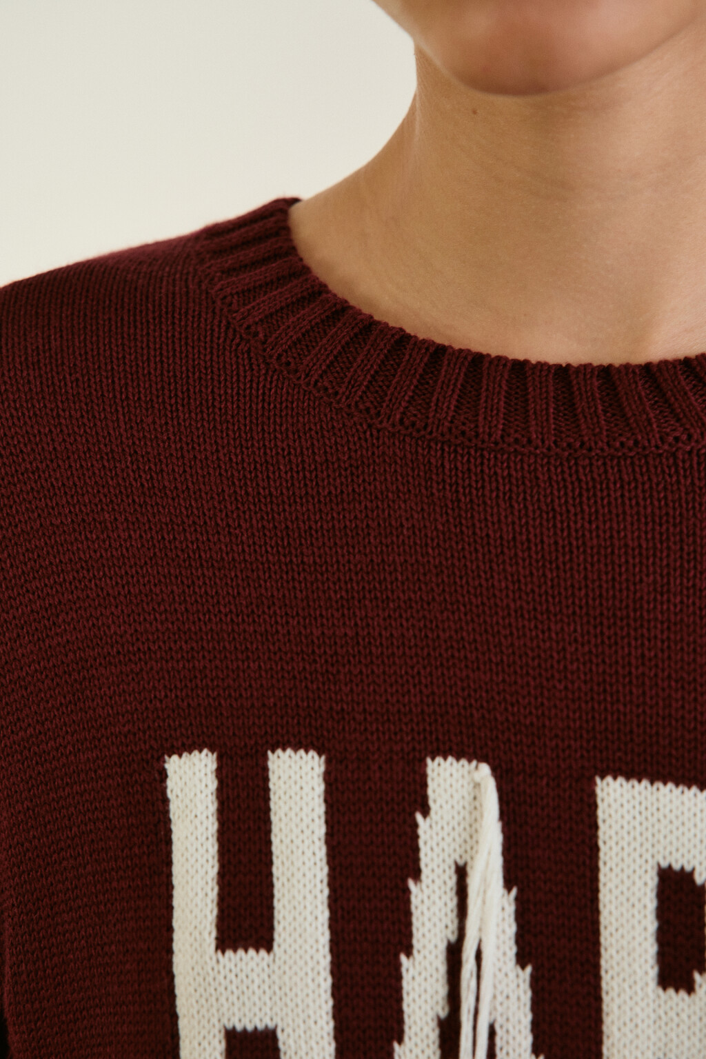 Джемпер вязаный рваный с надписью - цвет бордовый - 6