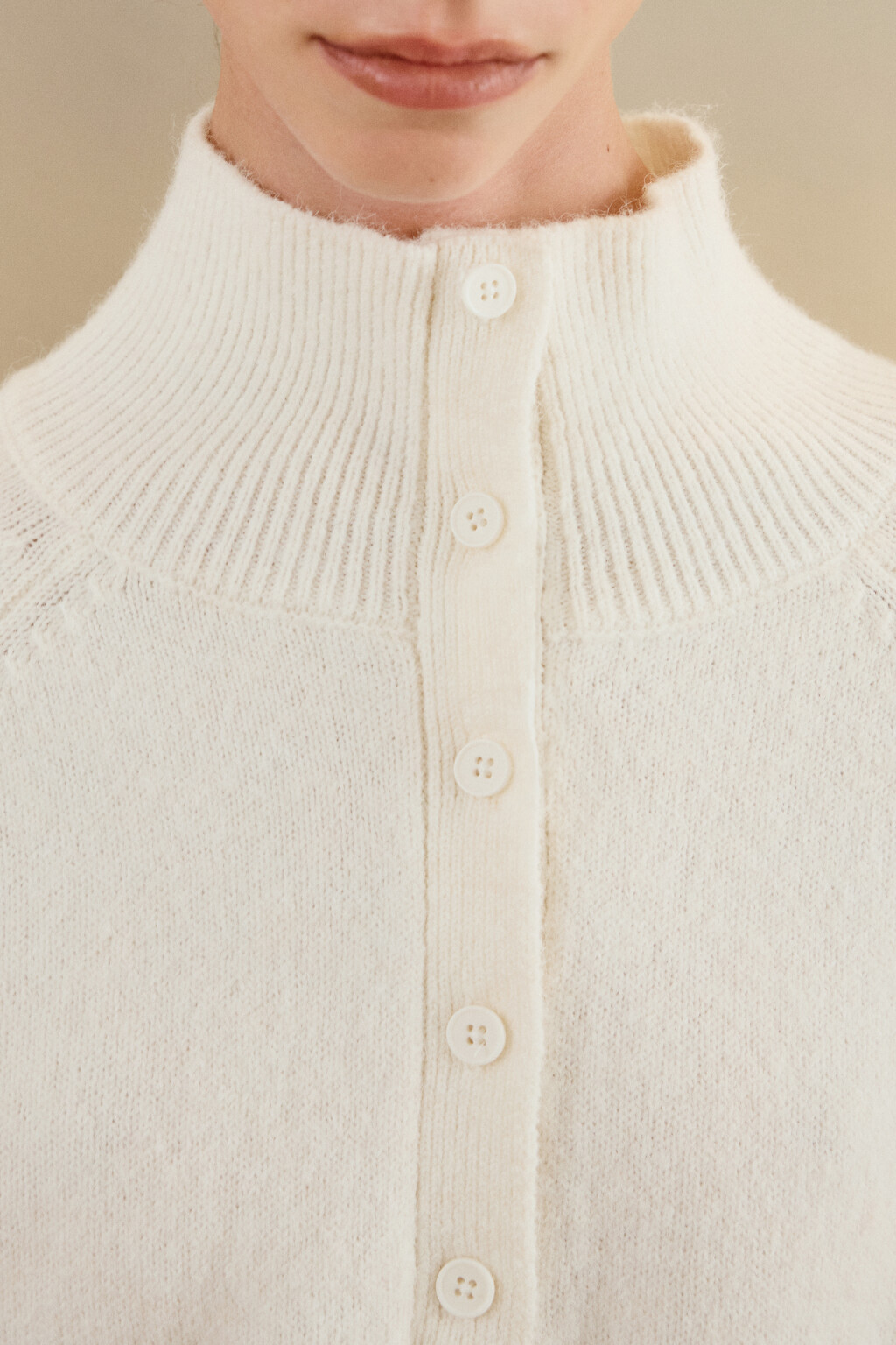 Джемпер шерстяной с воротником-стойкой - цвет молочный - 6