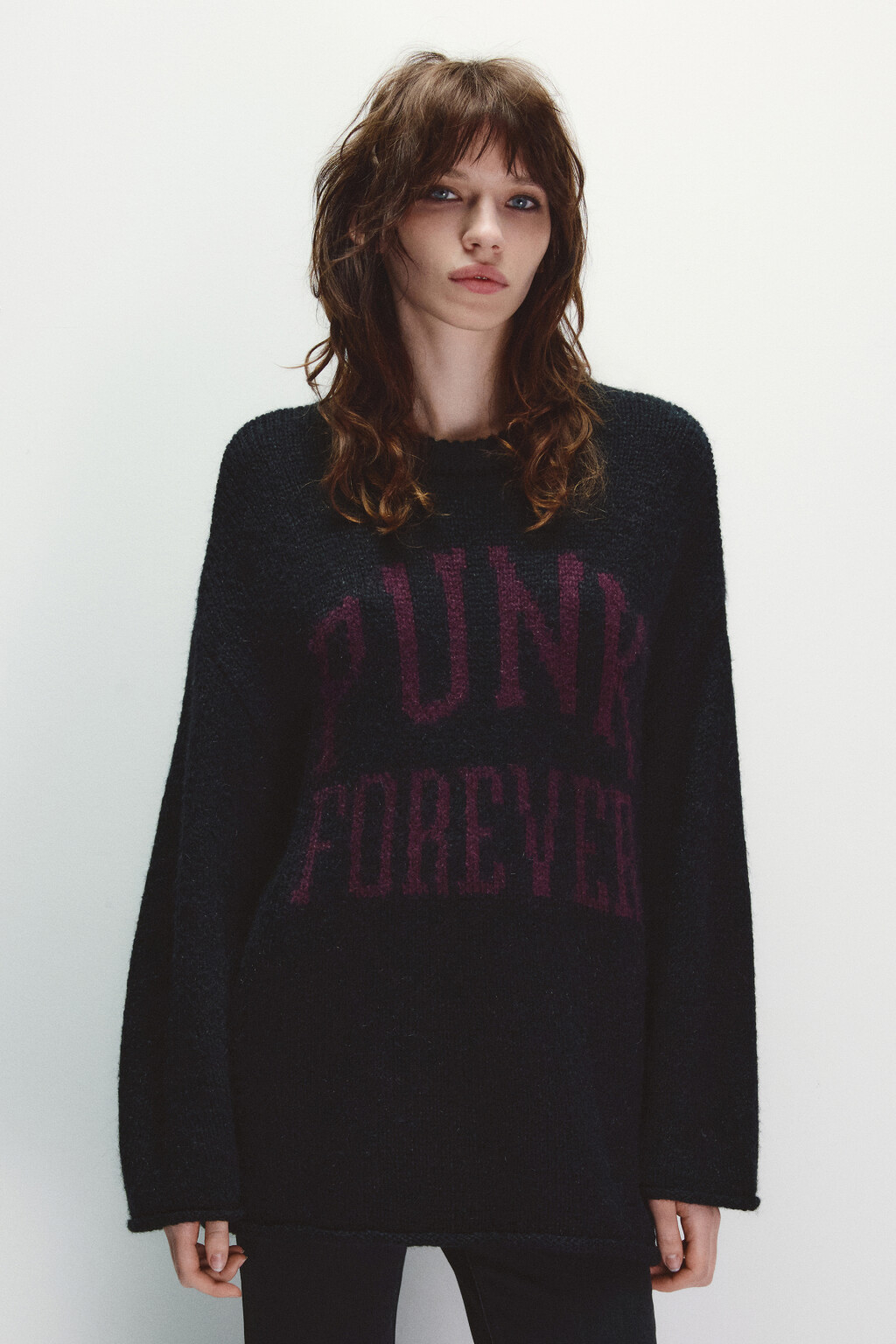 Джемпер вязаный с надписью - цвет черный - 2