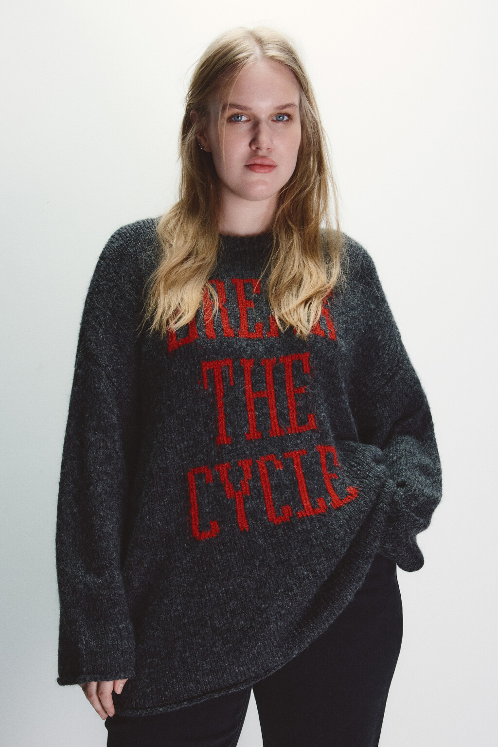 Джемпер вязаный с надписью - цвет серый - 2