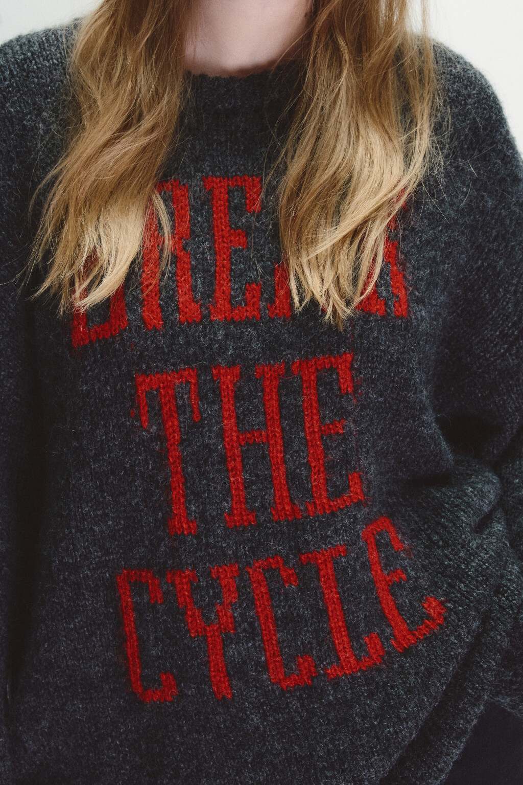 Джемпер вязаный с надписью - цвет серый - 5