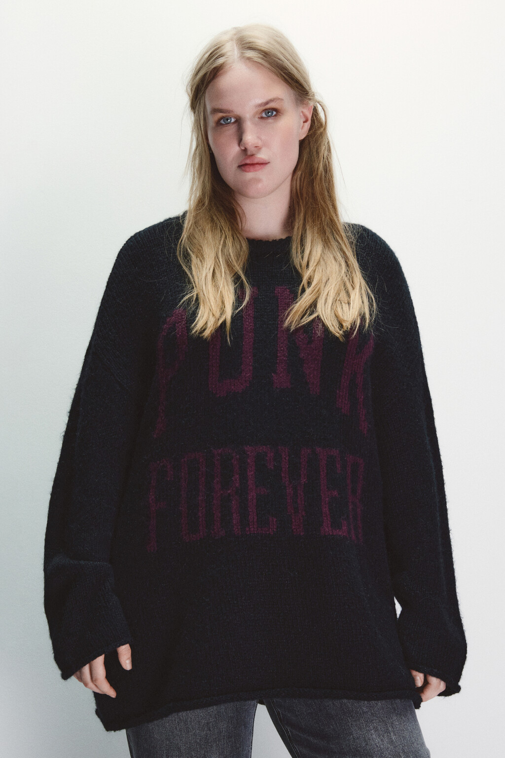 Джемпер вязаный с надписью - цвет черный - 2