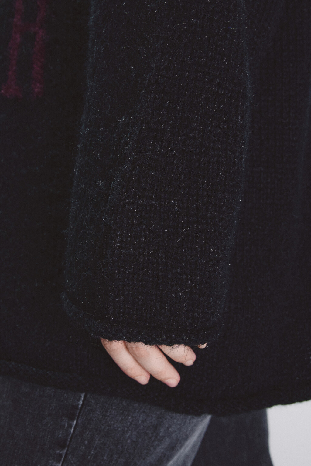 Джемпер вязаный с надписью - цвет черный - 6