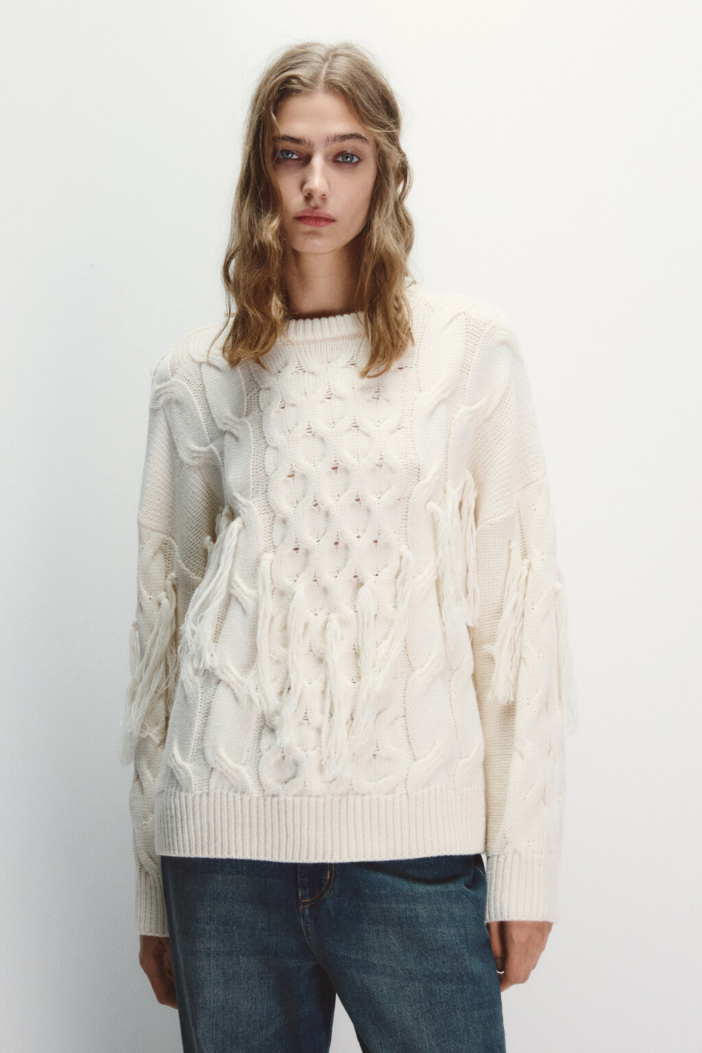 Джемпер вязаный с узором и кистями - цвет молочный - 2