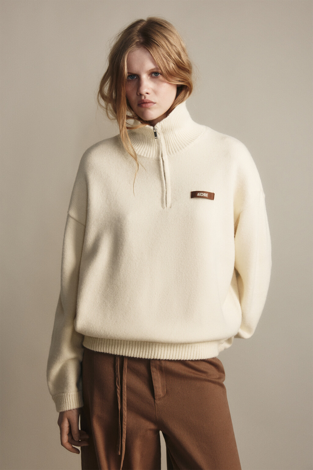 Джемпер на молнии вязаный с патчем - цвет ванильный - 2
