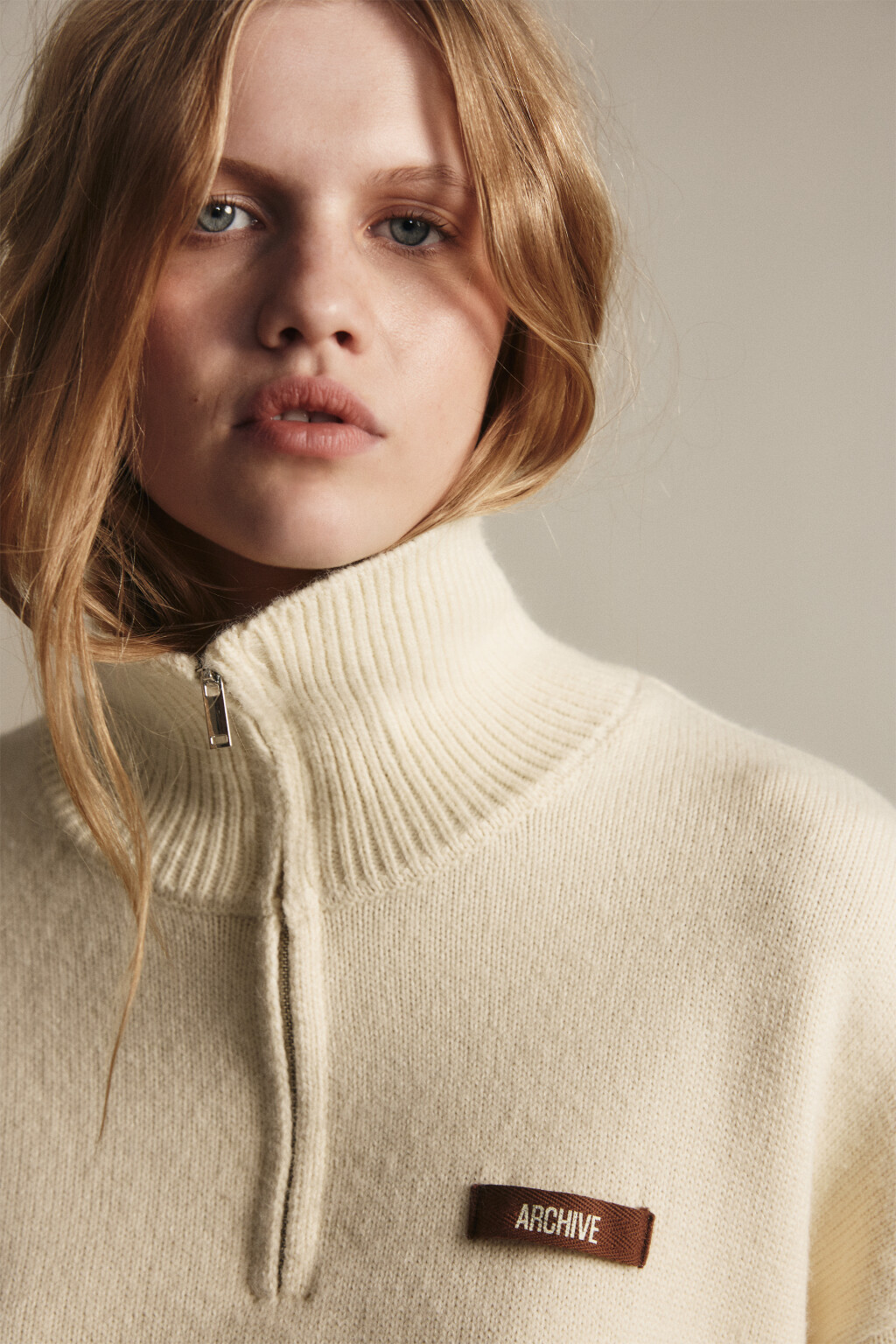 Джемпер на молнии вязаный с патчем - цвет ванильный - 5