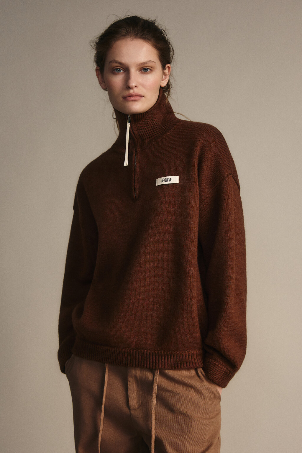 Джемпер на молнии вязаный с патчем - цвет коричневый - 2