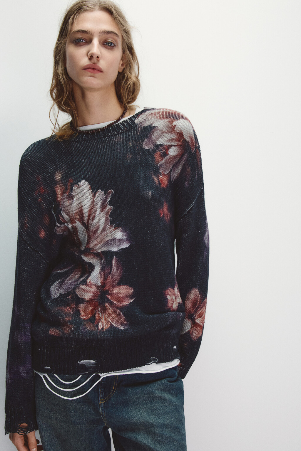 Джемпер вязаный рваный с принтом - цвет черный - 1