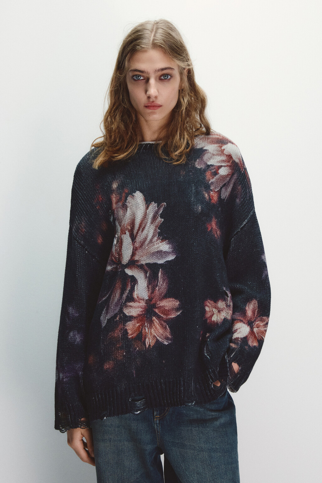 Джемпер вязаный рваный с принтом - цвет черный - 2