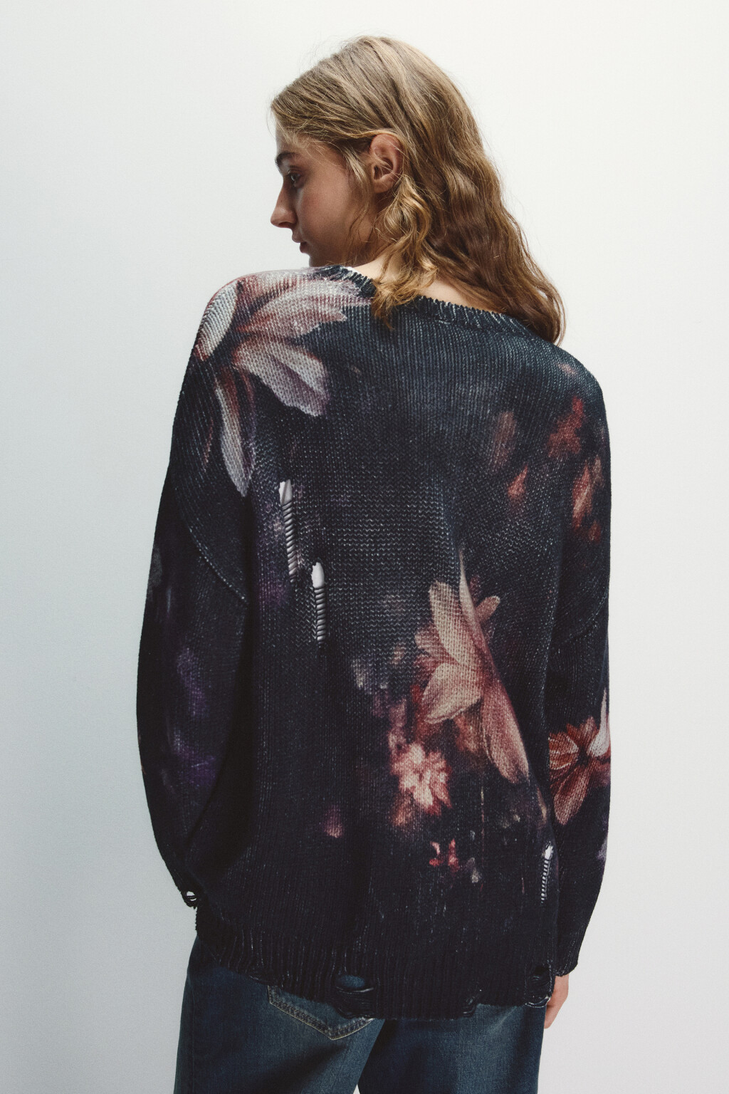 Джемпер вязаный рваный с принтом - цвет черный - 3
