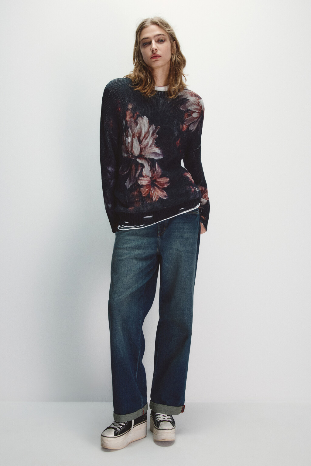 Джемпер вязаный рваный с принтом - цвет черный - 4