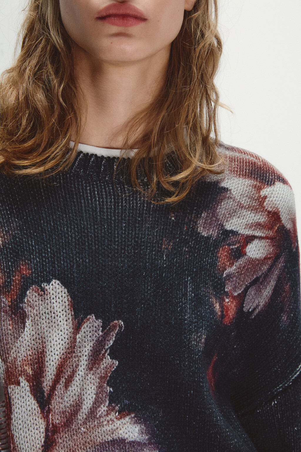 Джемпер вязаный рваный с принтом - цвет черный - 5