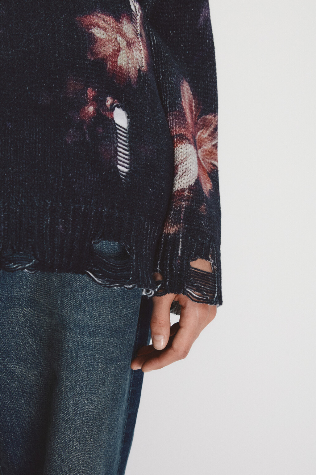 Джемпер вязаный рваный с принтом - цвет черный - 6