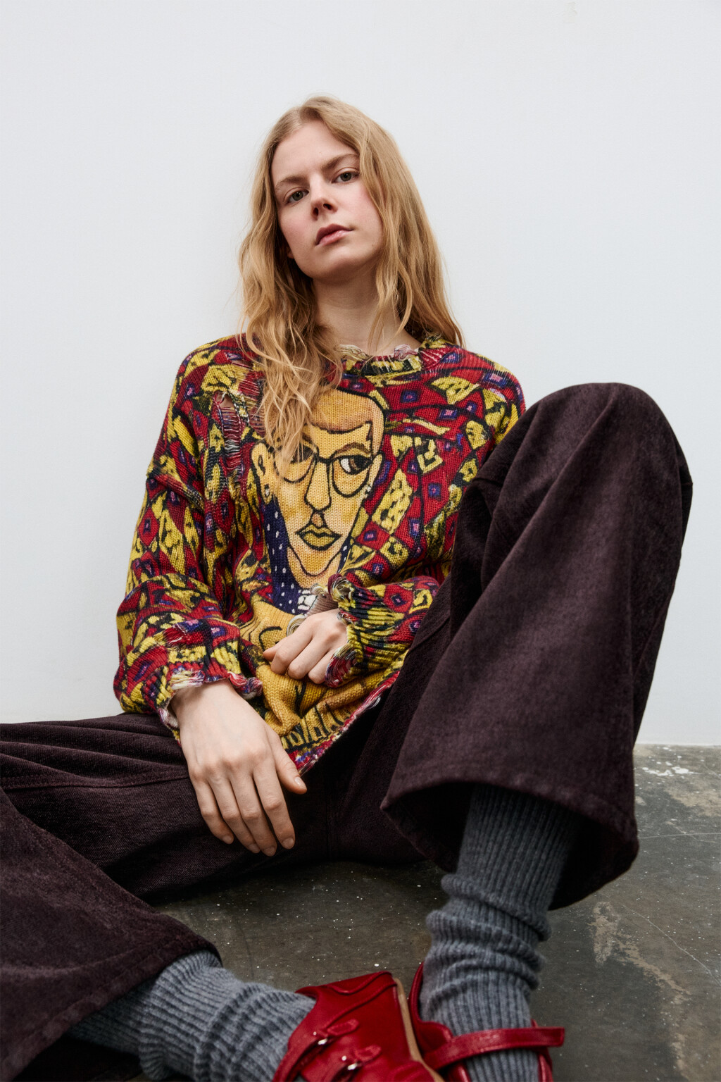 Джемпер вязаный рваный с принтом - цвет красный - 2