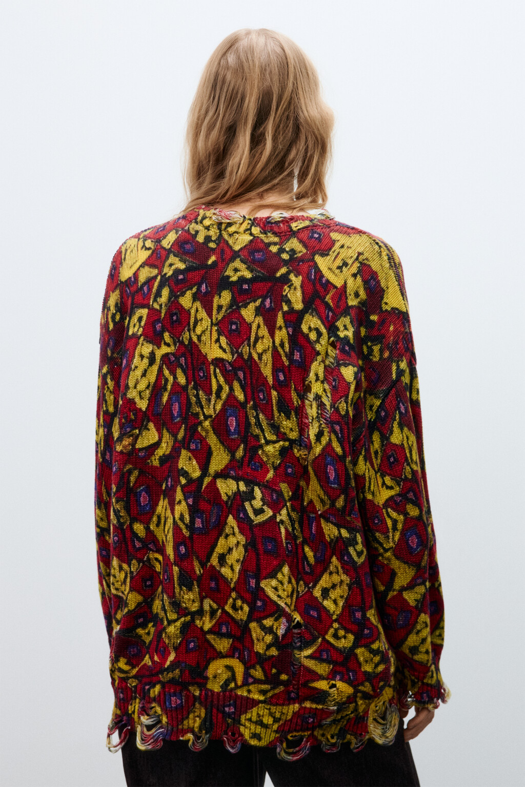 Джемпер вязаный рваный с принтом - цвет красный - 4