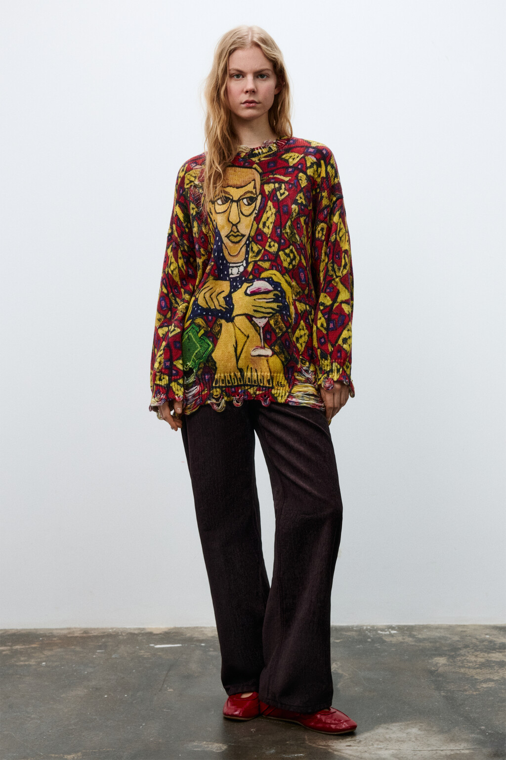 Джемпер вязаный рваный с принтом - цвет красный - 5