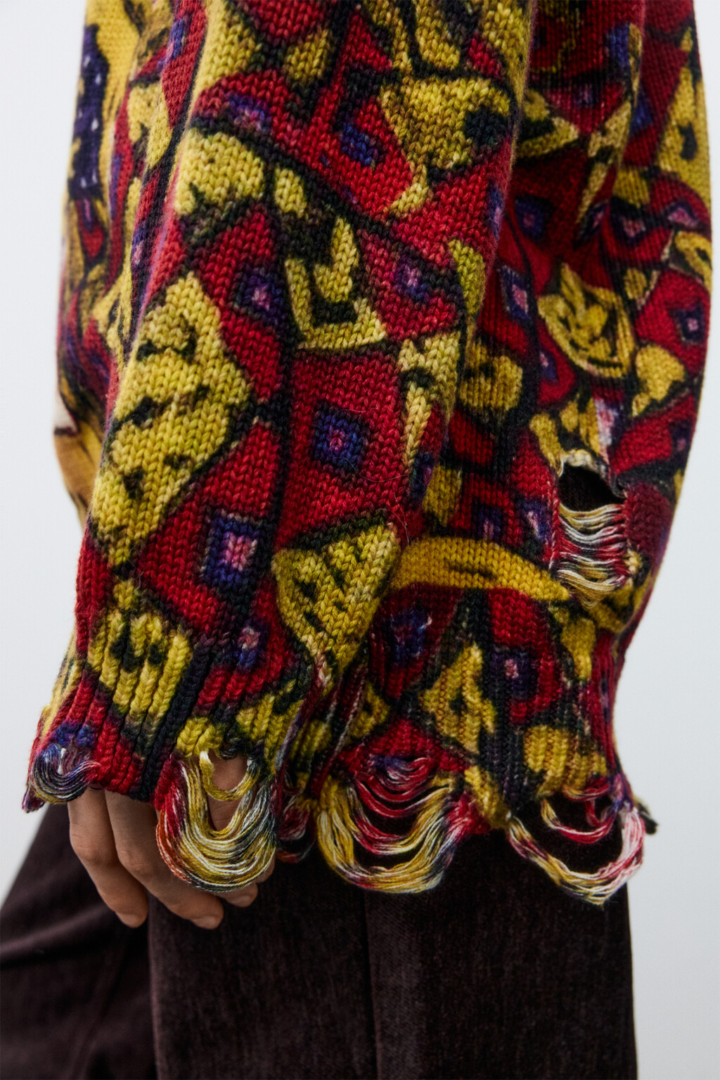 Джемпер вязаный рваный с принтом - цвет красный - 7