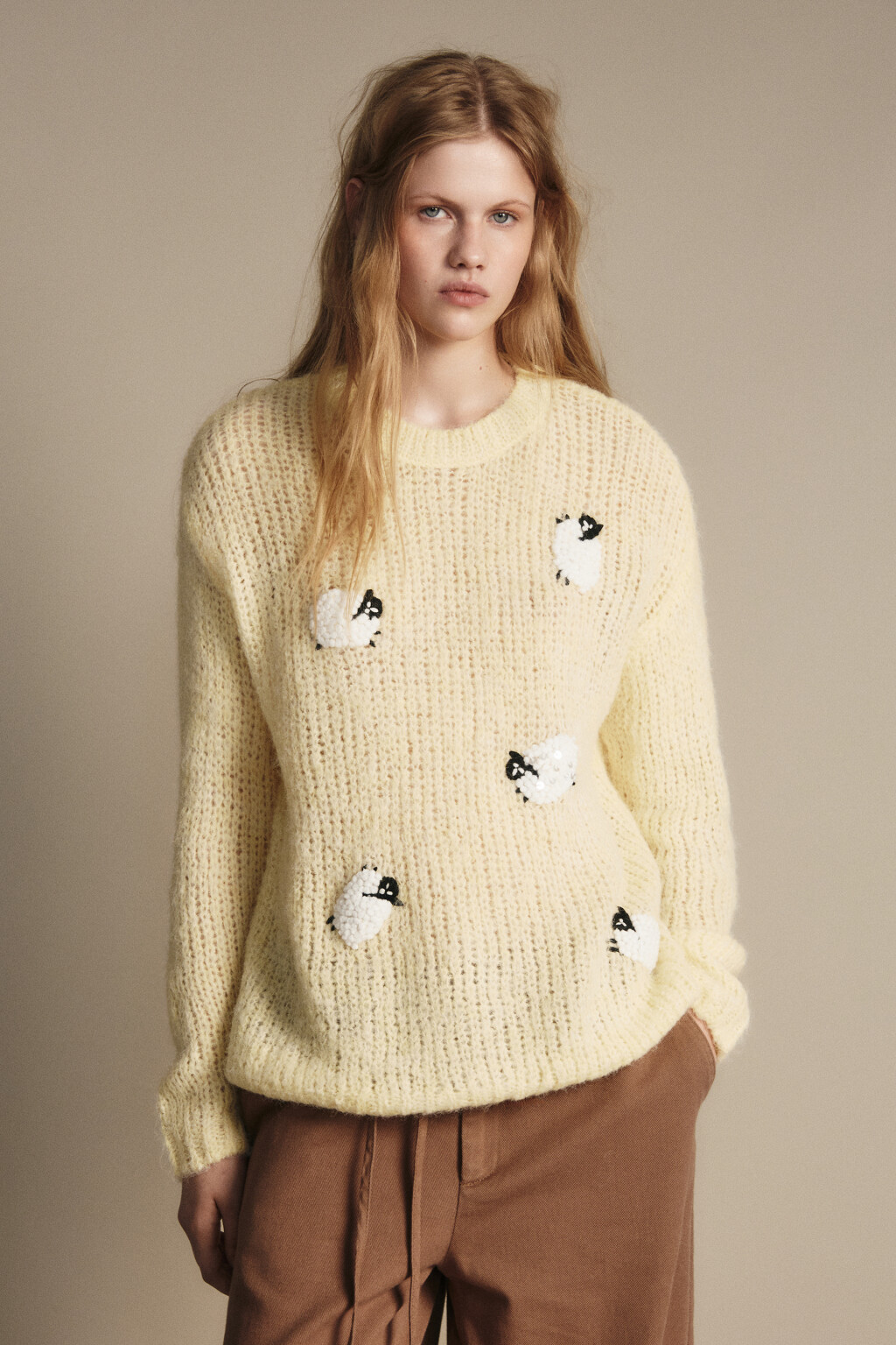 Джемпер вязаный с ручной вышивкой - цвет ванильный - 2