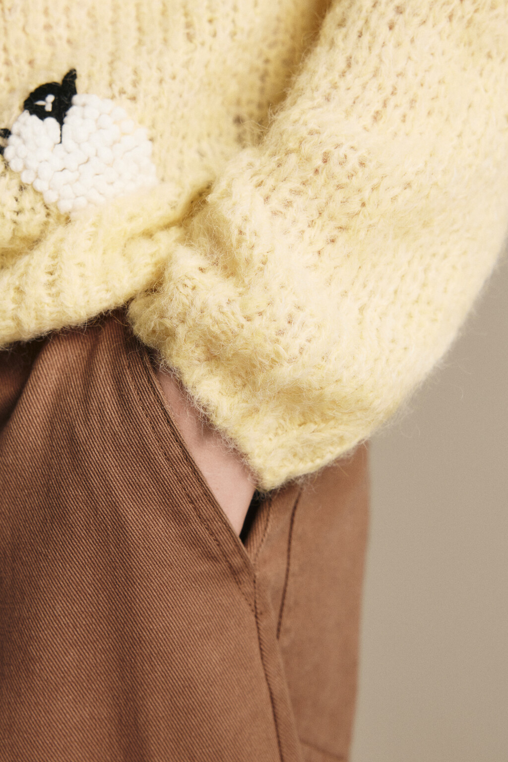 Джемпер вязаный с ручной вышивкой - цвет ванильный - 6