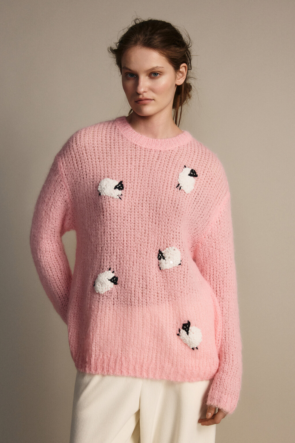 Джемпер вязаный с ручной вышивкой - цвет розовый - 2