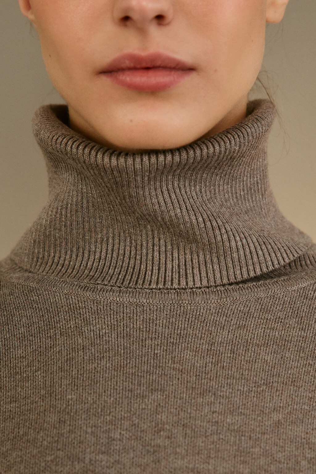 Свитер тонкий с высоким воротником - цвет бежевый - 5