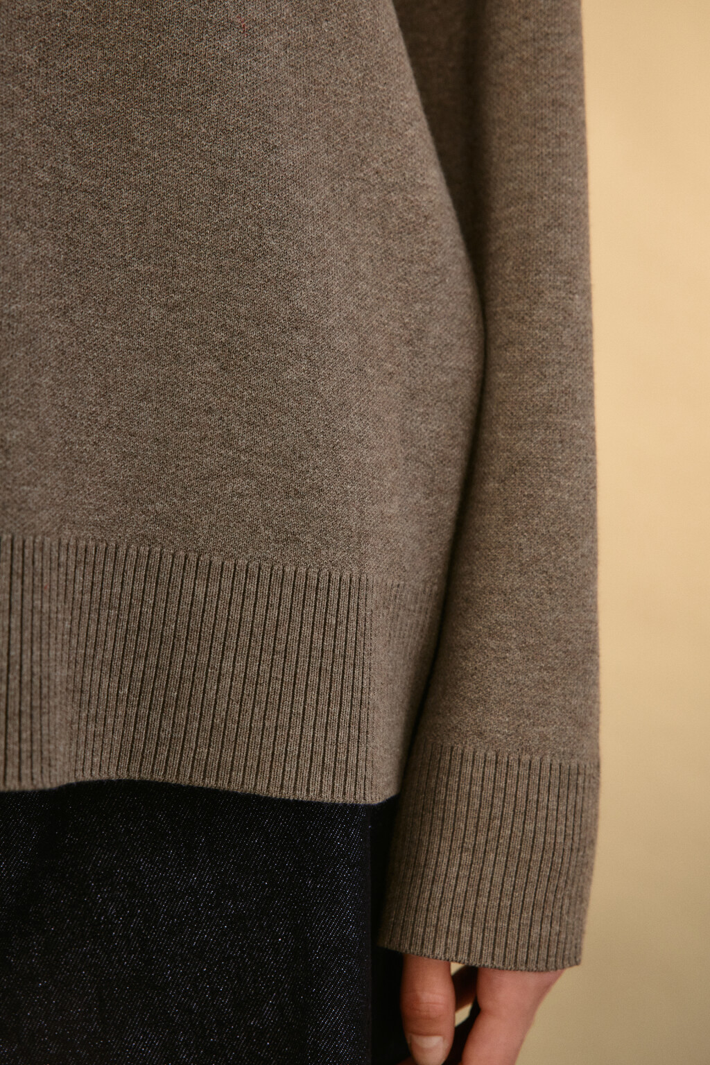 Свитер тонкий с высоким воротником - цвет бежевый - 6