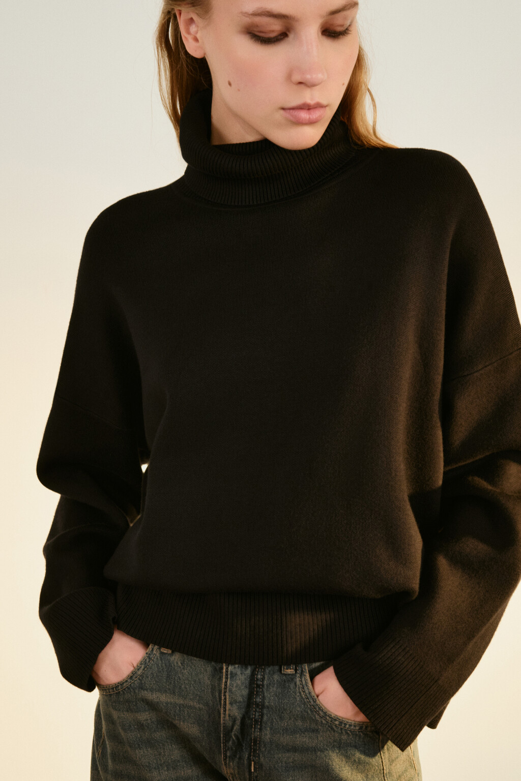 Свитер тонкий с высоким воротником - цвет черный - 1