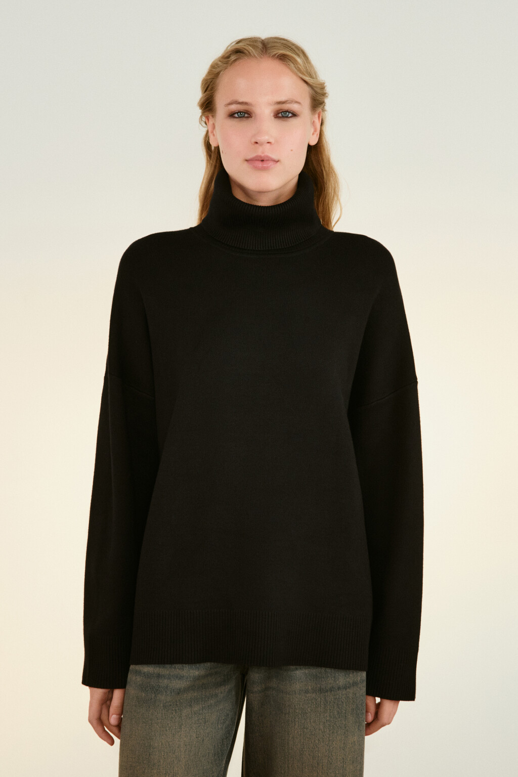 Свитер тонкий с высоким воротником - цвет черный - 2