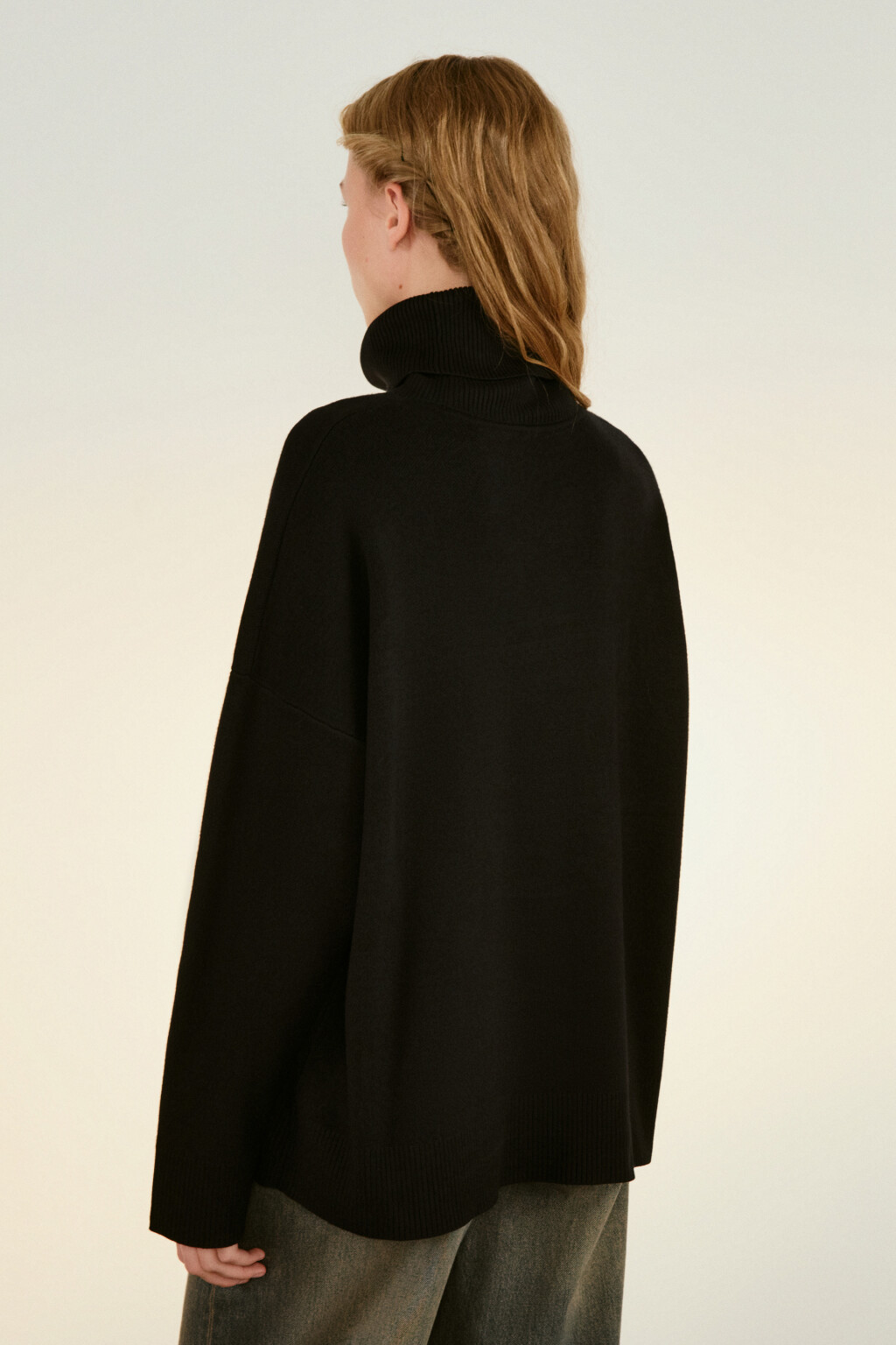 Свитер тонкий с высоким воротником - цвет черный - 3