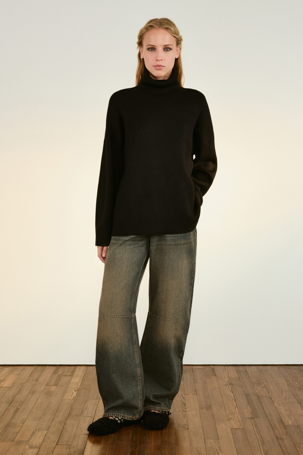 Свитер тонкий с высоким воротником - цвет черный - 4