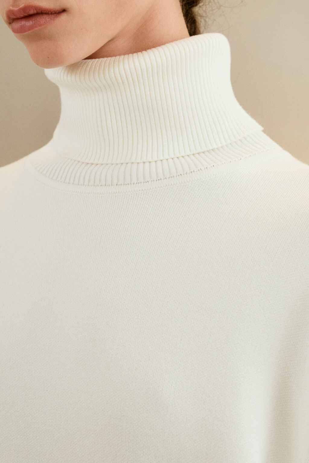 Свитер тонкий с высоким воротником - цвет молочный - 5