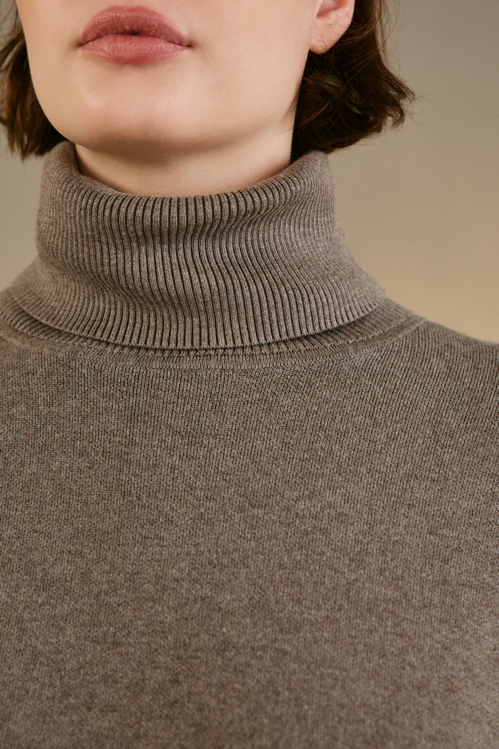 Свитер тонкий с высоким воротником - цвет бежевый - 5